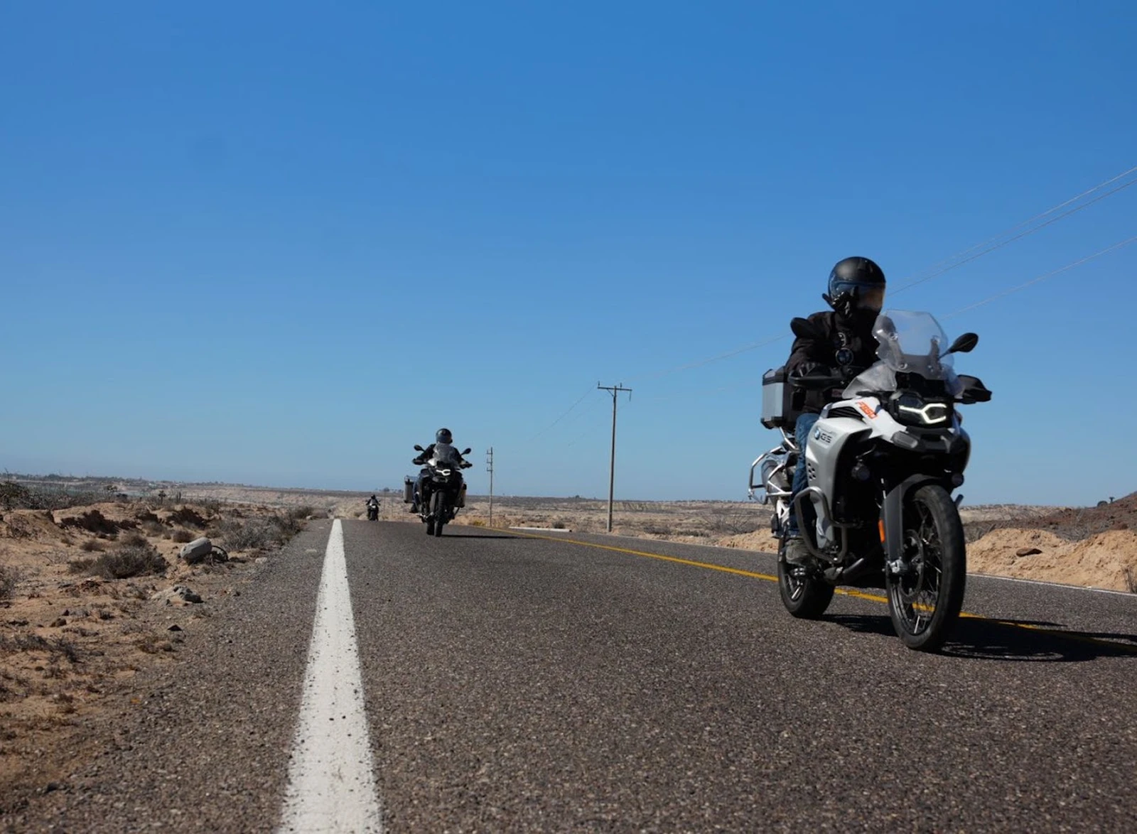 Moto y carretera en sintonía. Los Changos devorando kilómetros en línea recta, rumbo a lo desconocido.