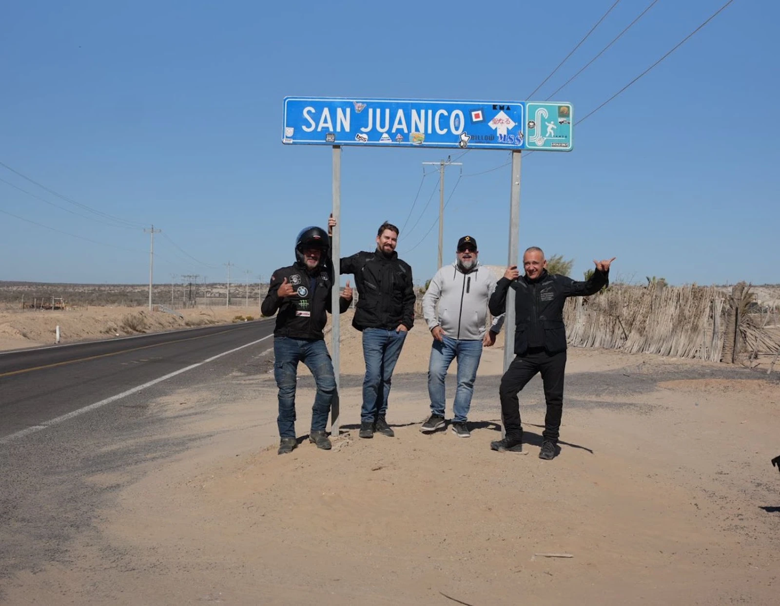 Bajo el letrero de San Juanico, polvosos, cansados y felices. Casi se acaba el día… pero no la aventura.